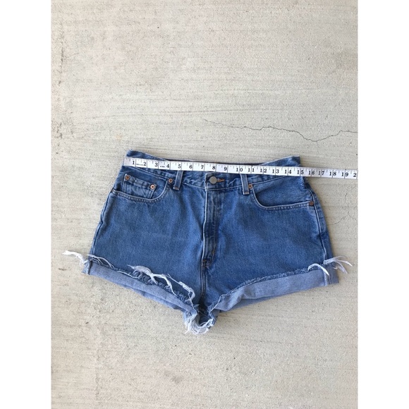 😻VINTAGE HIGH WAIST LEVI 560 CUTOFFS💋 - Picture 5 of 6